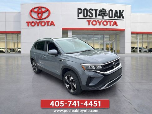 Used 2024 Volkswagen Taos SE w/ Panoramic Sunroof Package AWD/4WD image 3