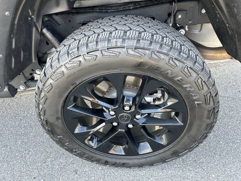 Used 2025 Jeep Gladiator Overland AWD/4WD image 10