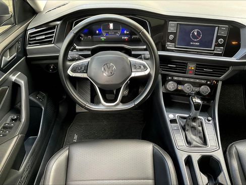 Certified 2024 Volkswagen Jetta SE image 4