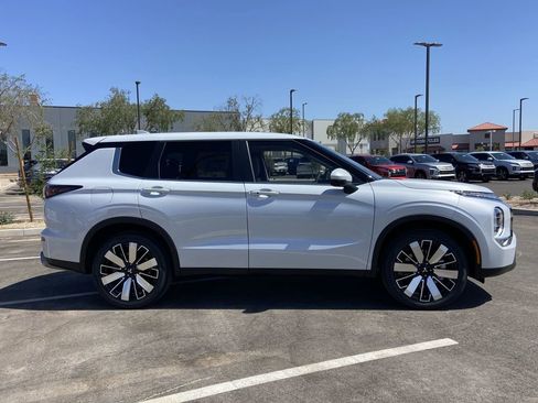 New 2026 Mitsubishi Outlander SE FWD image 2