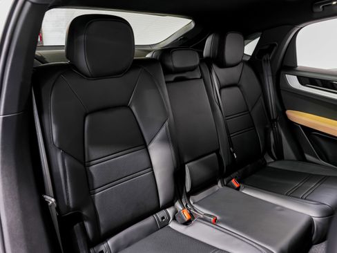 Used 2024 Porsche Cayenne w/ Premium Package Plus image 32