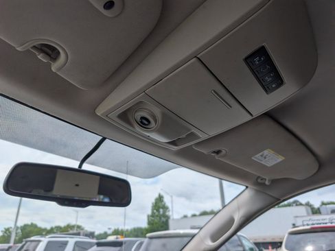 Used 2015 Chrysler Town & Country Touring FWD image 28