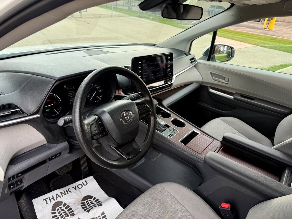 Used 2024 Toyota Sienna LE FWD image 5