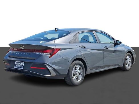 Used 2024 Hyundai Elantra SE FWD image 7
