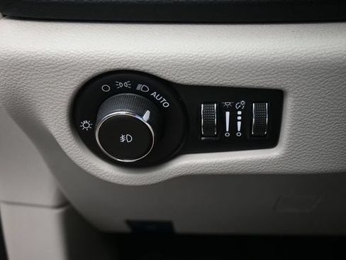 Used 2023 Chrysler Pacifica Touring-L FWD image 13