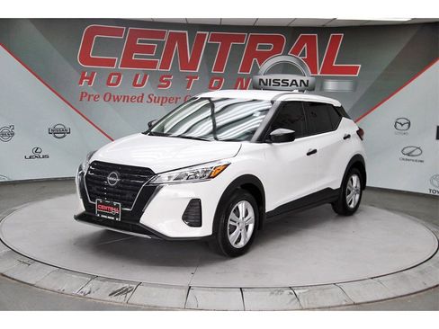 Used 2025 Nissan Kicks Play S image 2