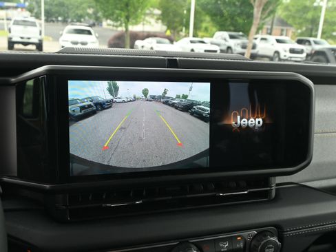 Used 2025 Jeep Wrangler Unlimited Sahara AWD/4WD image 23