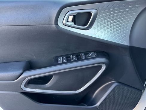 Used 2025 Kia Soul LX w/ LX Technology Package FWD image 18