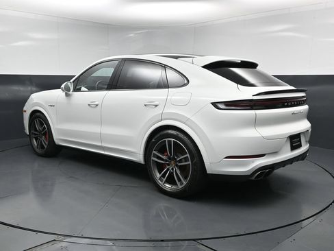 Used 2024 Porsche Cayenne Turbo AWD/4WD image 3