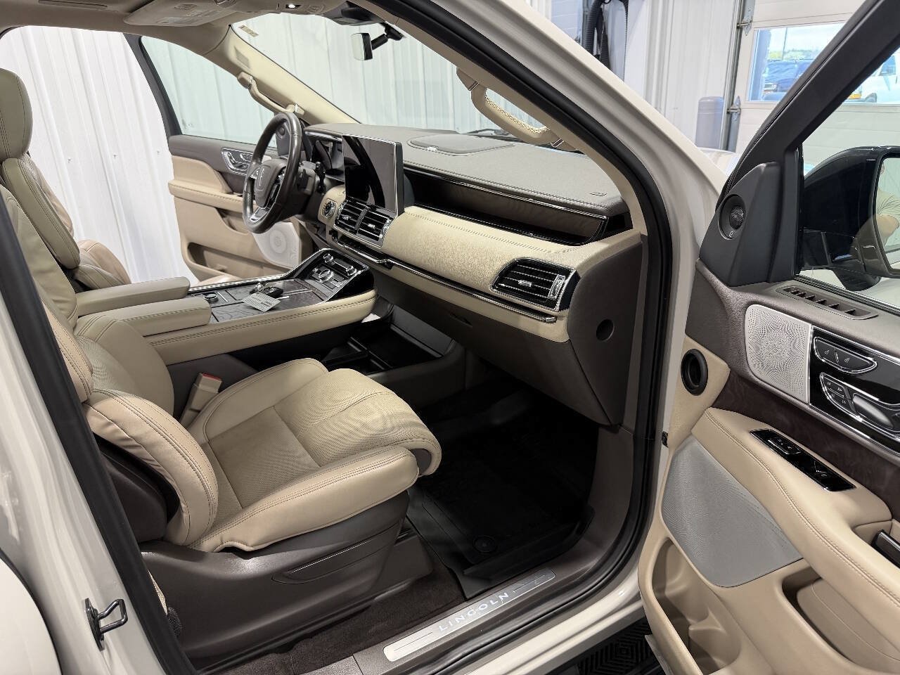 Used 2022 Lincoln Navigator L Reserve AWD/4WD image 19