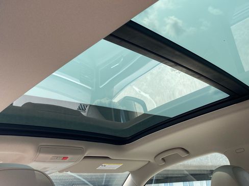 Certified 2023 Volkswagen Atlas SE w/ Panoramic Sunroof Package AWD/4WD image 19