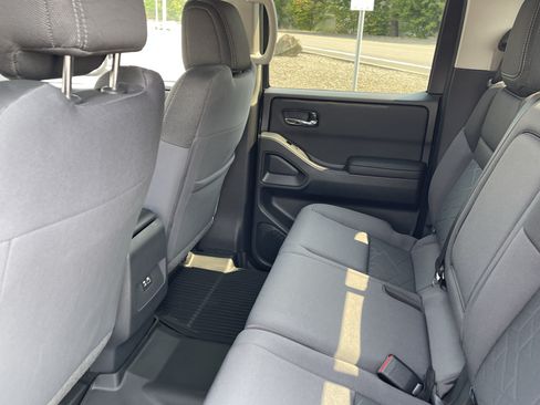 Used 2025 Nissan Frontier SV AWD/4WD image 15