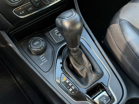 Used 2022 Jeep Cherokee Limited image 23