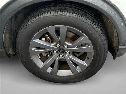 Used 2022 Ford Explorer XLT w/ Equipment Group 202A image 6