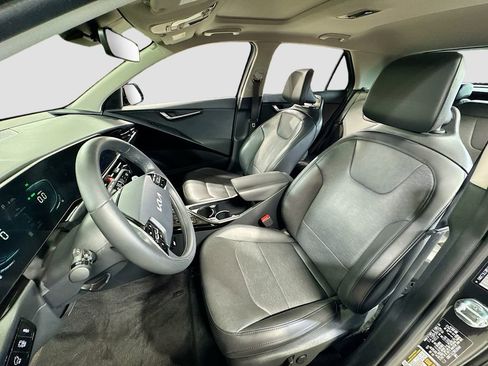 Used 2024 Kia Niro SX image 12