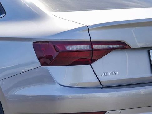 Used 2021 Volkswagen Jetta SE w/ SE Cold Weather Package image 7