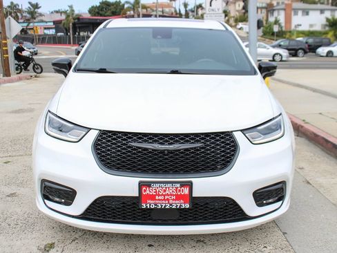 Used 2023 Chrysler Pacifica Limited w/ S Appearance Package FWD image 9