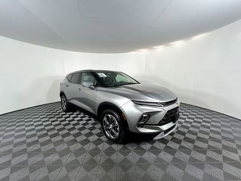 Used 2023 Chevrolet Blazer LT image 2