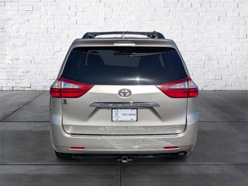 Used 2017 Toyota Sienna Limited Premium image 6