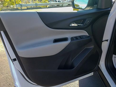 Used 2023 Chevrolet Equinox LS image 9