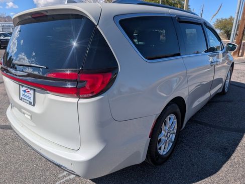 Used 2021 Chrysler Pacifica Touring-L image 5
