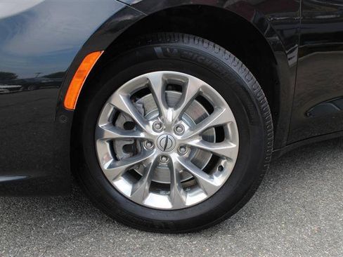 Used 2022 Chrysler Pacifica Touring-L w/ Uconnect Theater Family Group AWD/4WD image 9