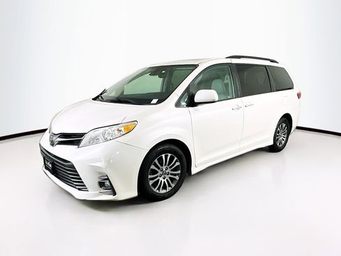 Used 2020 Toyota Sienna XLE image 3