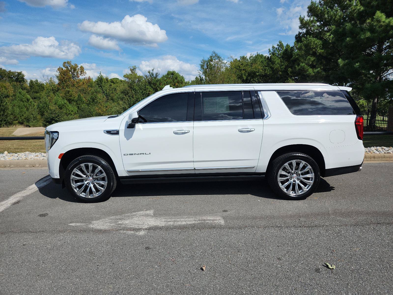 Used 2023 GMC Yukon XL Denali w/ Denali Reserve Package AWD/4WD image 2