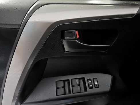 Used 2018 Toyota RAV4 LE FWD image 12