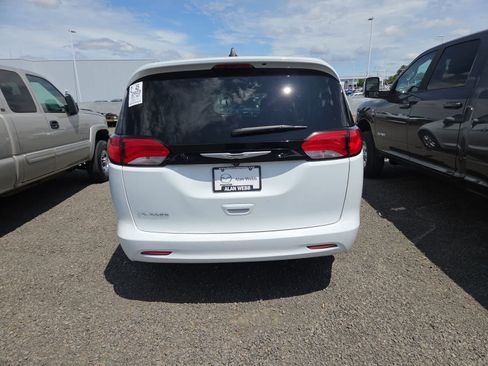 Used 2023 Chrysler Voyager LX FWD image 4