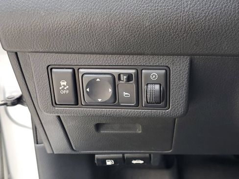Used 2010 Nissan Versa Hatchback w/ Premium Pkg FWD image 19