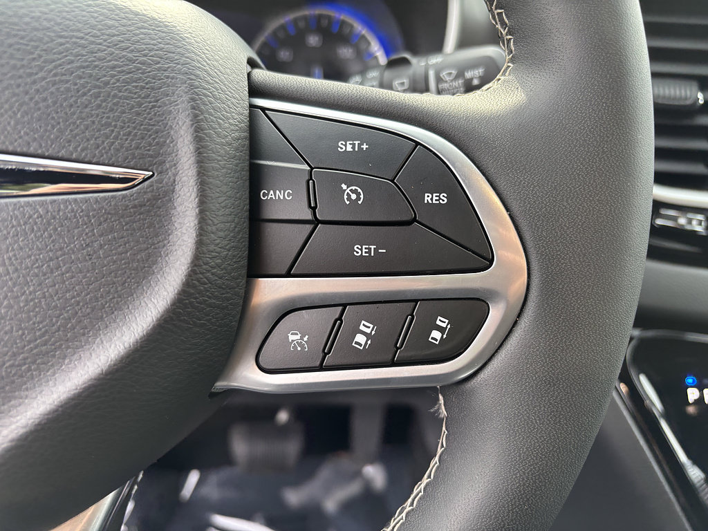 Used 2025 Chrysler Pacifica Select FWD image 26