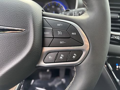 Used 2025 Chrysler Pacifica Select FWD image 26