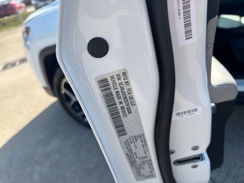 Used 2025 Jeep Compass Limited image 29