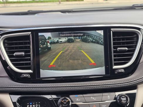 Used 2024 Chrysler Pacifica Limited FWD image 15
