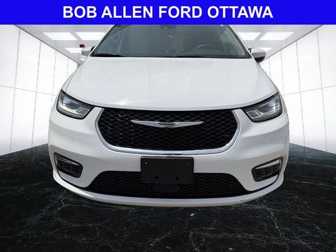 Used 2023 Chrysler Pacifica Touring-L FWD image 9