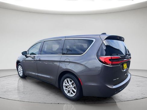 Used 2023 Chrysler Pacifica Touring-L FWD image 3