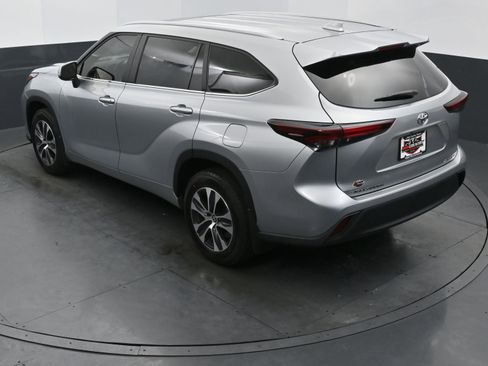 Used 2024 Toyota Highlander XLE image 30