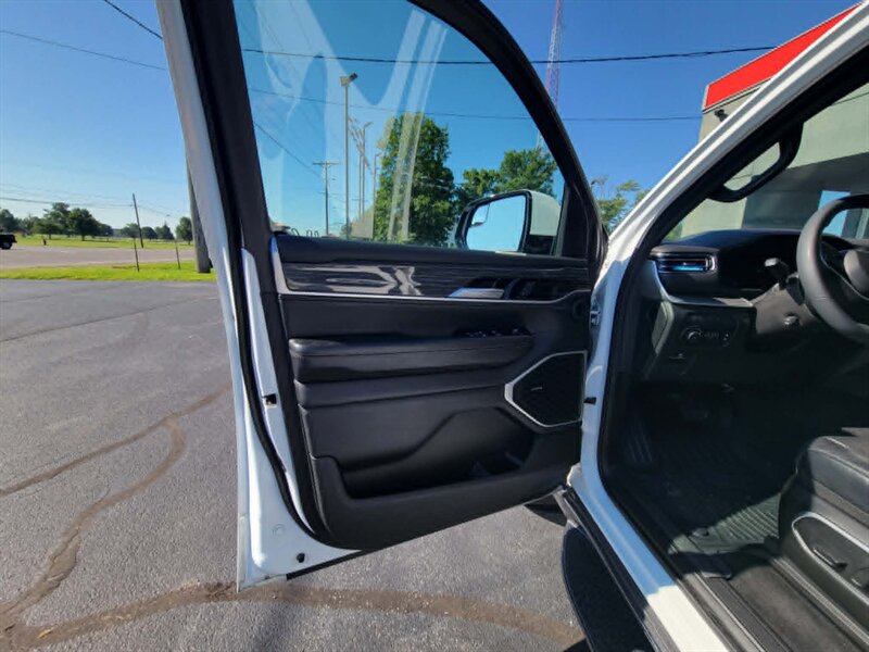 Used 2022 Jeep Wagoneer Series II AWD/4WD image 14