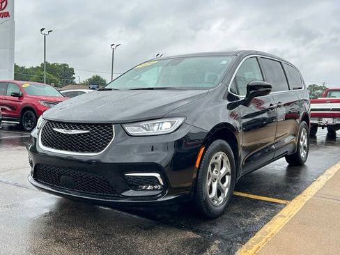 Used 2024 Chrysler Pacifica Limited w/ Uconnect Theater Family Group AWD/4WD image 4