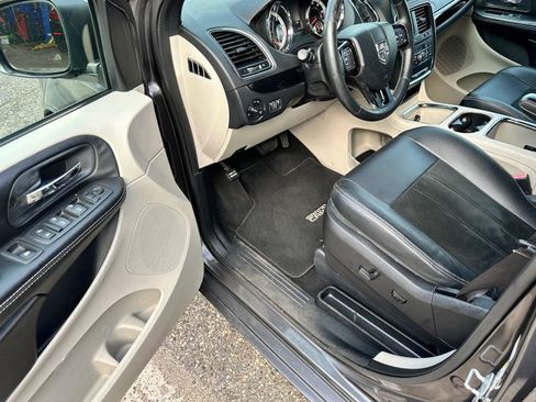 Used 2016 Dodge Grand Caravan SXT FWD image 22