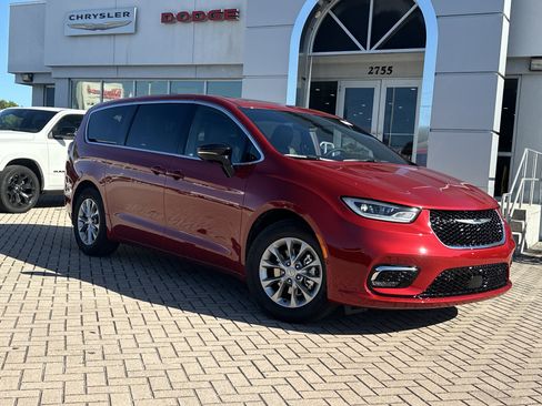 New 2026 Chrysler Pacifica Limited FWD image 2