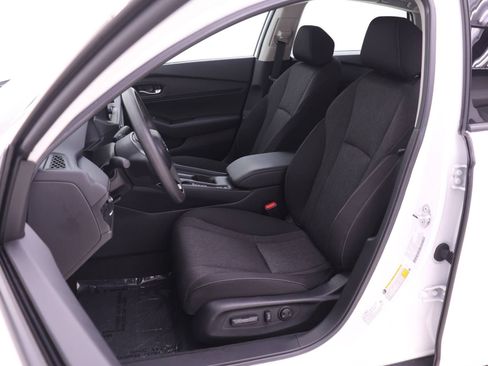 Certified 2025 Honda Accord SE image 4