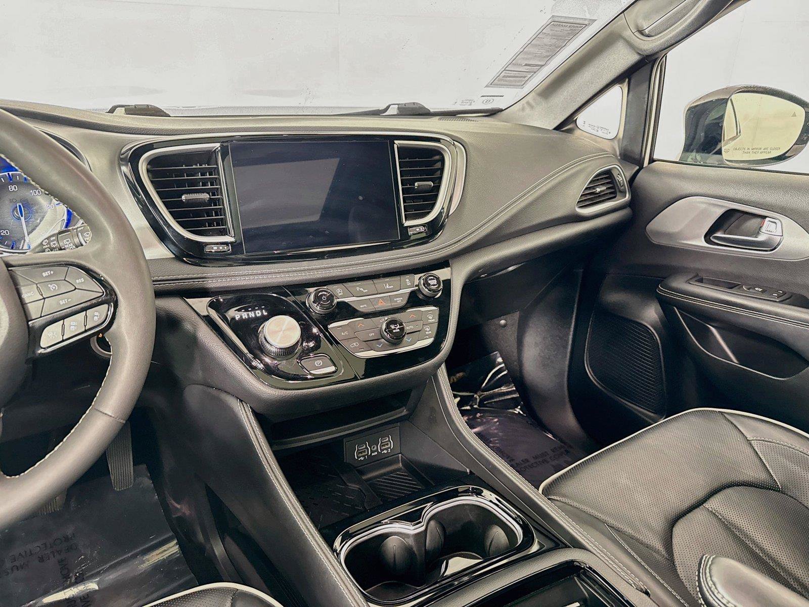 Used 2025 Chrysler Pacifica Limited FWD image 34