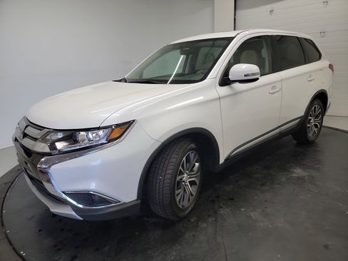 Used 2018 Mitsubishi Outlander ES AWD/4WD image 3