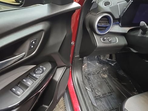 Used 2024 Chevrolet Trax LT w/ Sunroof Package image 28