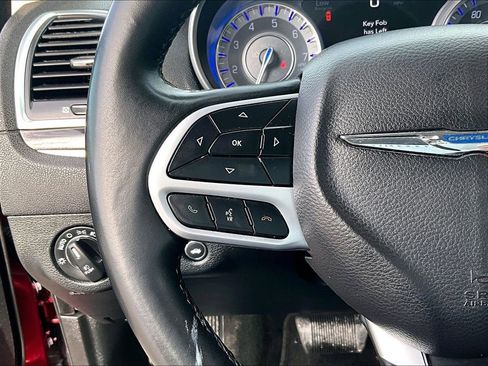 Used 2018 Chrysler 300 Touring L image 15