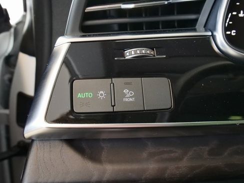 Used 2023 Audi Q8 Premium image 30