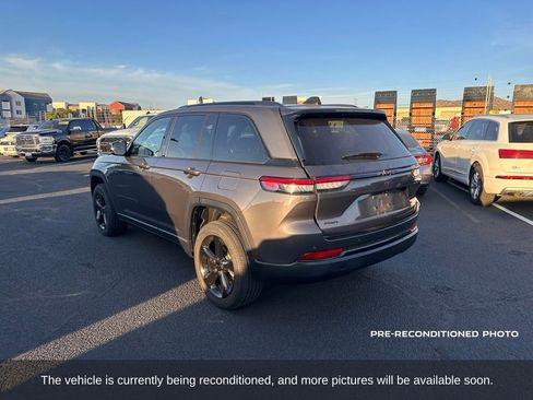 Used 2023 Jeep Grand Cherokee Altitude image 3