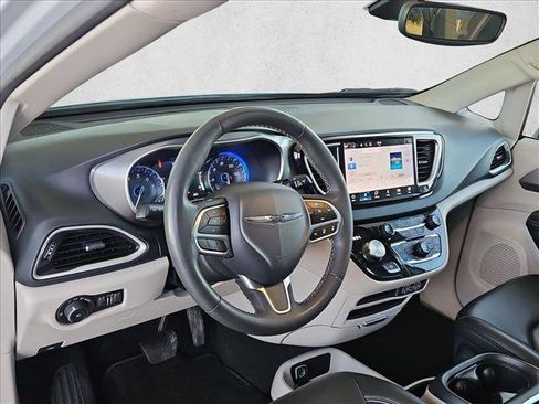 Used 2023 Chrysler Pacifica Touring-L FWD image 16
